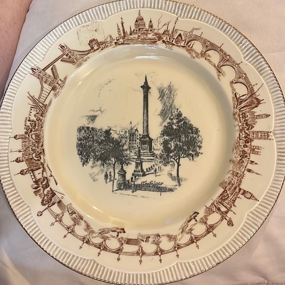 CLARICE CLIFF - TRAFALGAR SQUARE plate - Picture 1 of 2